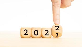 mano che cambia i blocchi di legno con lo spazio della copia di concetto del nuovo anno 2021-2022