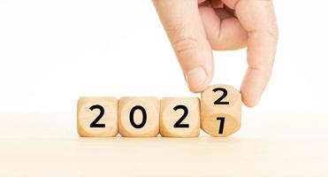 mano che cambia i blocchi di legno con lo spazio della copia di concetto del nuovo anno 2021-2022