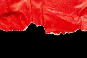 rosso strappato carta strappato bordi strisce isolato su nero sfondo foto