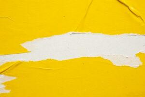 vecchio grunge strappato strappato giallo carta manifesto superficie struttura sfondo foto