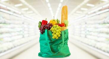 shopping Borsa con frutta e verdure nel supermercato drogheria memorizzare sfocato sfondo foto