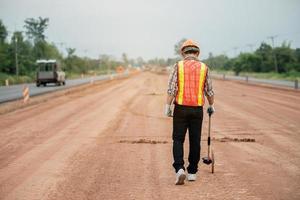 ingegnere edile che supervisiona i lavori in cantiere foto