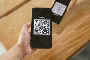 qr codice pagamento. e portafoglio. uomo lettura etichetta accettato creare digitale pagare senza denaro.scansione qr codice in linea shopping senza soldi pagamento e verifica tecnologia concetto. foto