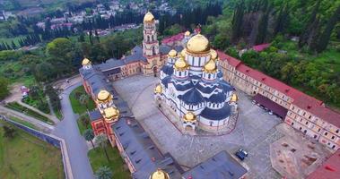 vista aerea del nuovo monastero di athos in abkhazia foto