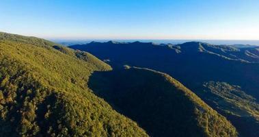 paesaggio di montagna nell'ovest dell'Abkhazia foto