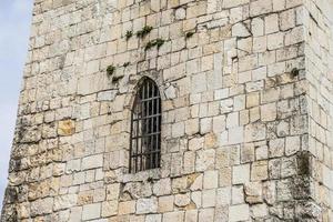 antica fortezza anakopia in rovina sullo sfondo del cielo blu foto