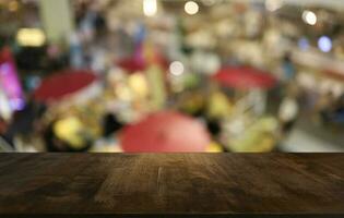 vuoto di legno tavolo nel davanti di astratto sfocato sfondo di caffè negozio . può essere Usato per Schermo o montaggio il tuo prodotti.mock su per Schermo di Prodotto foto