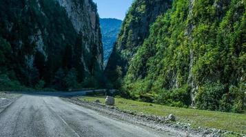 paesaggio di montagna che domina la strada per la gola foto