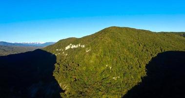 paesaggio di montagna nell'ovest dell'Abkhazia foto