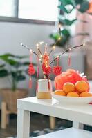 decorato piatto mettendo tradizionale pendente per il rosso Cinese nuovo anno celebrazioni per bene fortuna. Cinese parola si intende benedizione foto