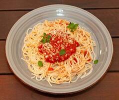 spaghetti bolognese pasta con pomodoro salsa e carne foto