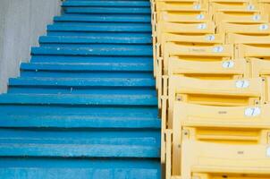 vuoto giallo posti a sedere a stadio, righe passerella di posto a sedere su un' calcio stadio foto