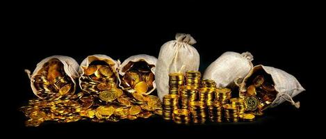 impilando monete d'oro nel sacco del tesoro