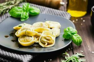 ravioli con basilico e terra Pepe. inverno ricette per il freddo stagione di italiano cucina, davanti Visualizza foto