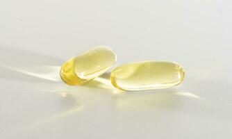 pesce olio omega 3 su bianca sfondo, vitamina d giallo supplemento gel capsule, macro tiro foto