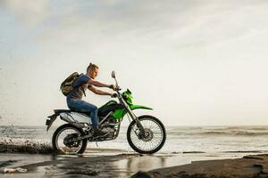 uomo in viaggio su il motociclo foto