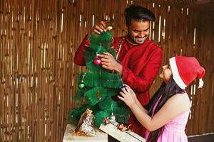 indiano padre e figlia decorazione Natale albero a casa foto