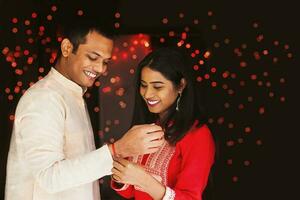 indiano donna legatura rakhi su sua fratelli mano per celebrare Raksha bandhan Rakshabandhan bhai dooj foto