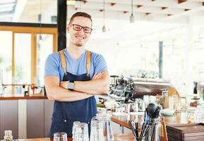 bello ristorante proprietario in piedi nel davanti di il caffè bar foto