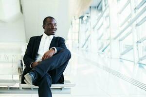 africano uomo d'affari nel dubai la metropolitana foto