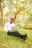 afro uomo Lavorando nel il parco foto