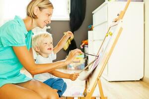 madre e figlio pittura insieme foto