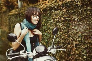 elegante donna equitazione un' motocicletta foto