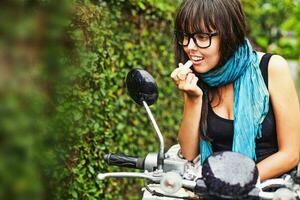 elegante donna equitazione un' motocicletta foto