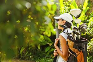 bellissimo giovane donna come un' golf giocatore foto