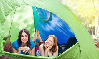 Due giovane caucasico donne nel tenda foto