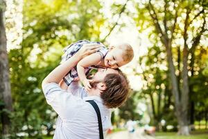 caucasico papà con il suo bambino foto