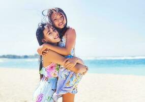 Due bello asiatico sorelle su un' spiaggia foto