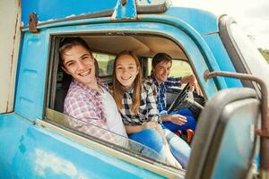 tre amici in viaggio di auto e guardare a partire dal il finestra foto