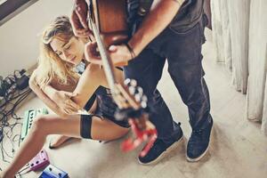 bellissimo sexy ragazza Guardando sua fidanzato giocando chitarra foto