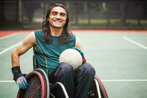 bello determinato Disabilitato Rugby giocatore nel un' sedia a rotelle praticante su un' stadio foto