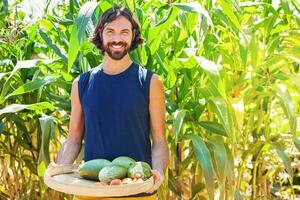 bello sorridente uomo Lavorando come un' contadino foto