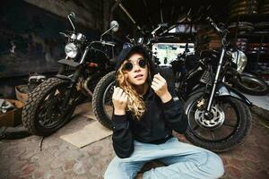 urbano stile ragazza nel un' grunge box auto foto