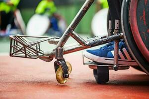 avvicinamento di il piedi su un' sedia a rotelle di un' Disabilitato persona. sedia a rotelle per un' Rugby giocare foto