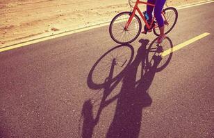 giovane donna equitazione un' bicicletta foto