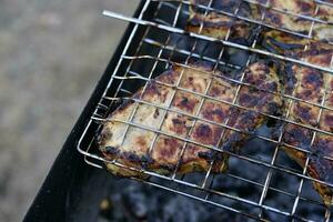 grigliato Maiale su il griglia. frittura carne su il griglia. carne nel un ferro maglia. foto