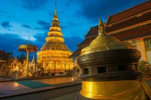 wat Phra quello harifhunchai il iconico famoso tempio nel lamphun città, settentrionale Tailandia a notte. foto