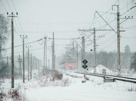 il treno è nel movimento su un' nevoso inverno giorno. foto