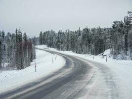 vuoto nevoso settentrionale inverno strada, girare su il strada. foto