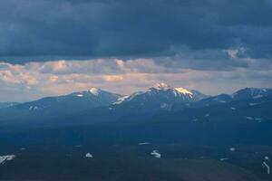 alba nel il montagne. colorato natura scenario con tramonto o Alba. atmosferico paesaggio con sagome di montagne con su sfondo di rosa alba cielo. foto