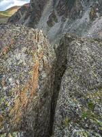 pericoloso colpa nel il granito roccia. colpa linea o frattura nel il roccia, erosione, un' crepa nel il pietra. foto