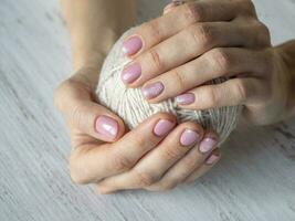 alla moda rosa manicure design nel il mano. foto