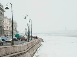 primavera nevicata nel st. pietroburgo. traffico marmellata su il neva fiume argine. foto