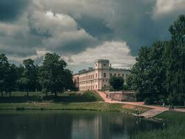 bellissimo estate paesaggio di il parco con un' stagno e un' grande gatchina palazzo. Russia foto
