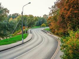 avvolgimento autostrada. un' paesaggio immagine di autostrada rotolamento nel autunno foto