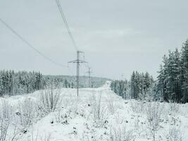 energia torri nel il snow-capped settentrionale montagne. foto